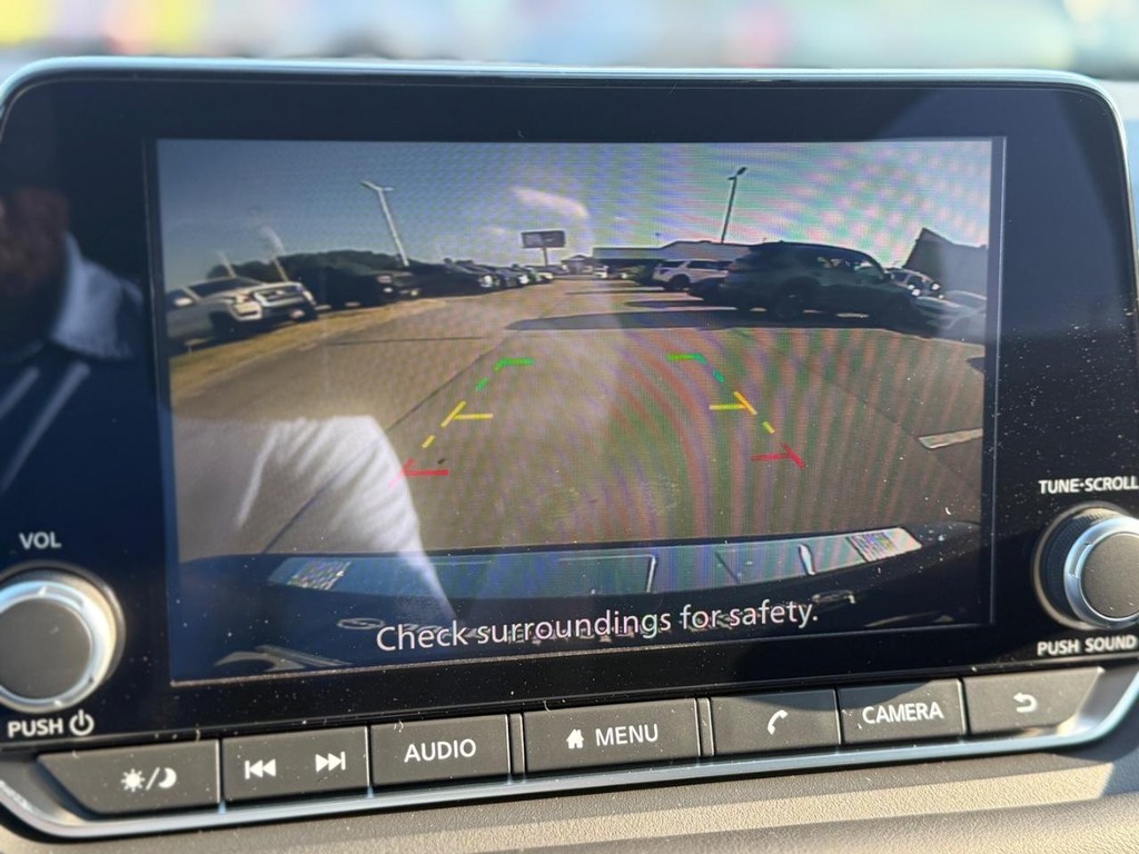 Nissan Rogue Vehicle Full-screen Gallery Image 11