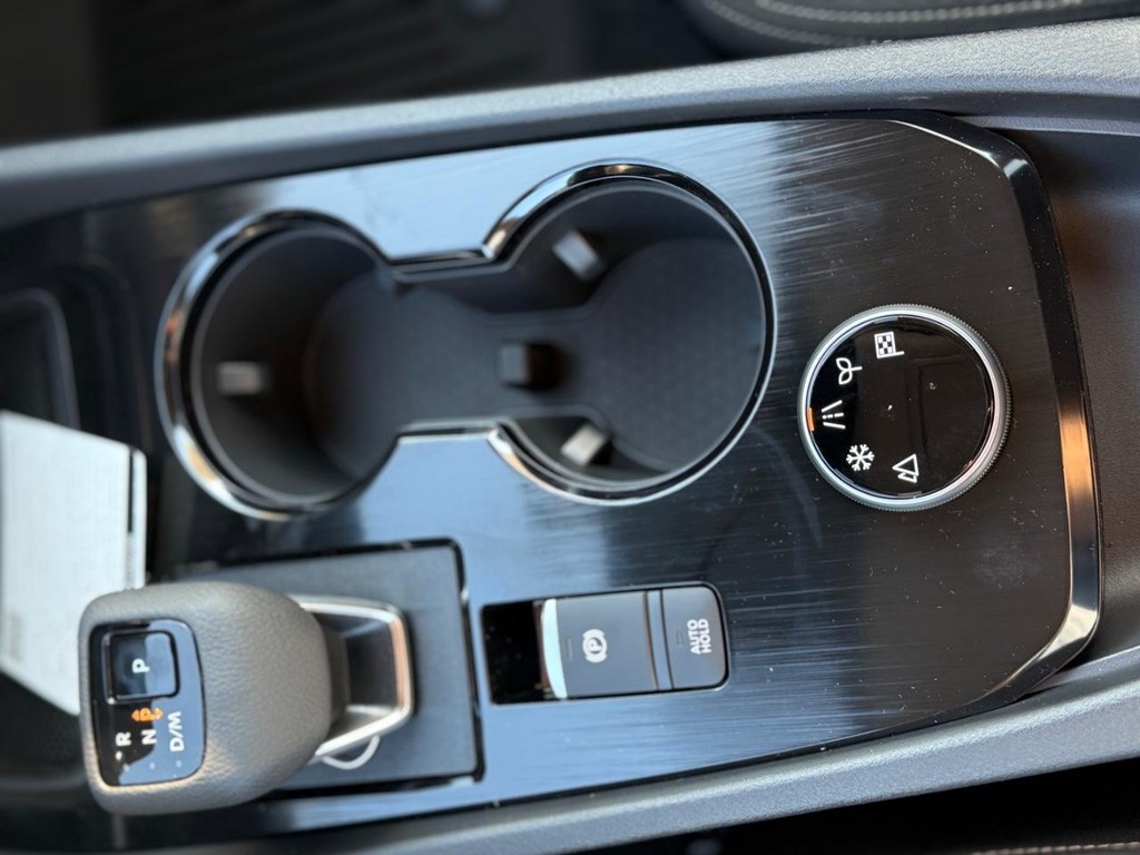 Nissan Rogue Vehicle Full-screen Gallery Image 13