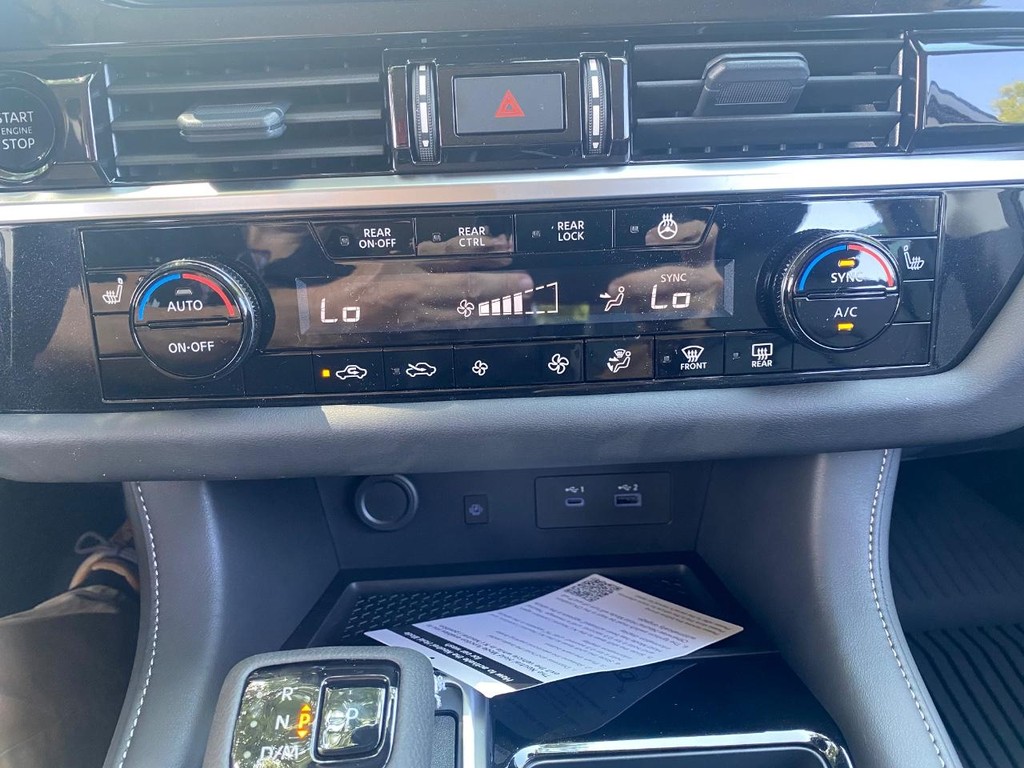 Nissan Pathfinder Vehicle Full-screen Gallery Image 02