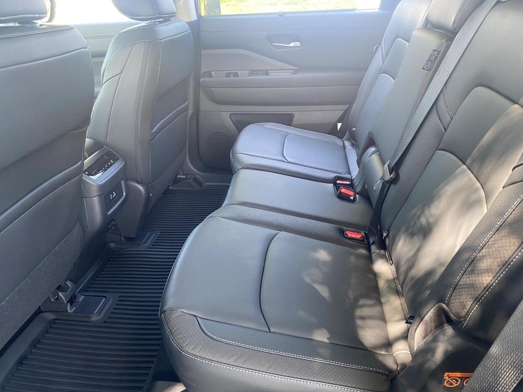 Nissan Pathfinder Vehicle Full-screen Gallery Image 03