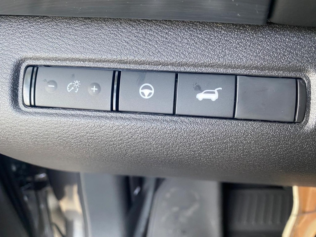 Nissan Pathfinder Vehicle Full-screen Gallery Image 04