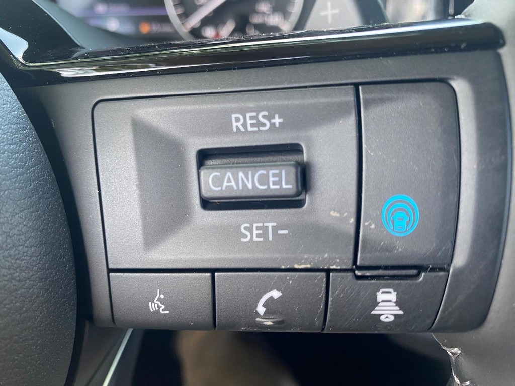 Nissan Pathfinder Vehicle Full-screen Gallery Image 10