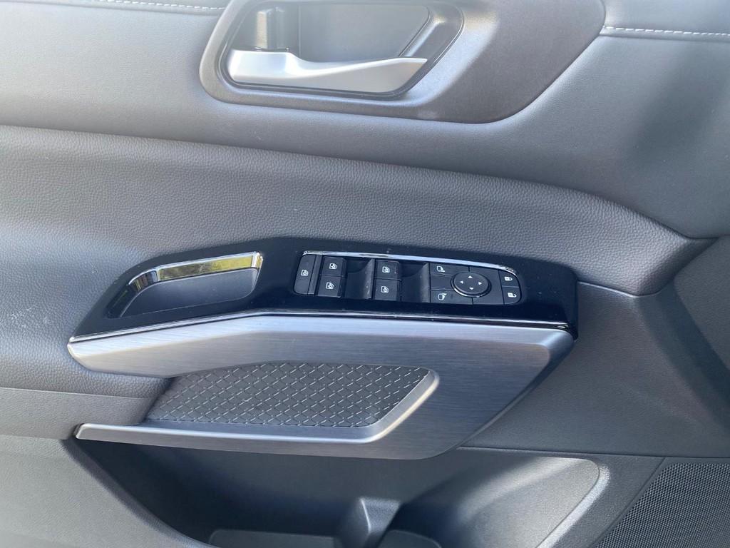 Nissan Pathfinder Vehicle Full-screen Gallery Image 12