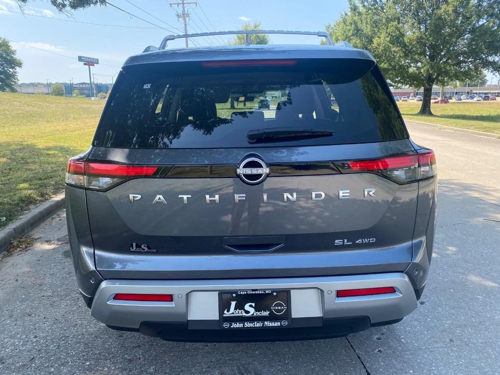 Nissan Pathfinder Vehicle Full-screen Gallery Image 17