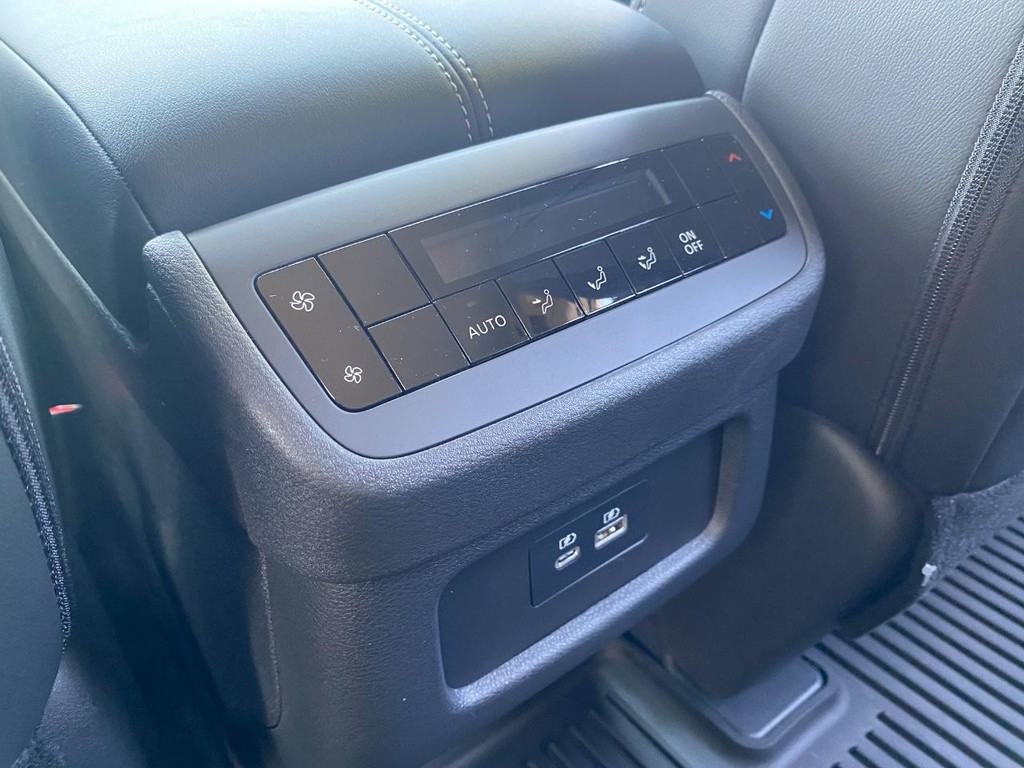 Nissan Pathfinder Vehicle Full-screen Gallery Image 18