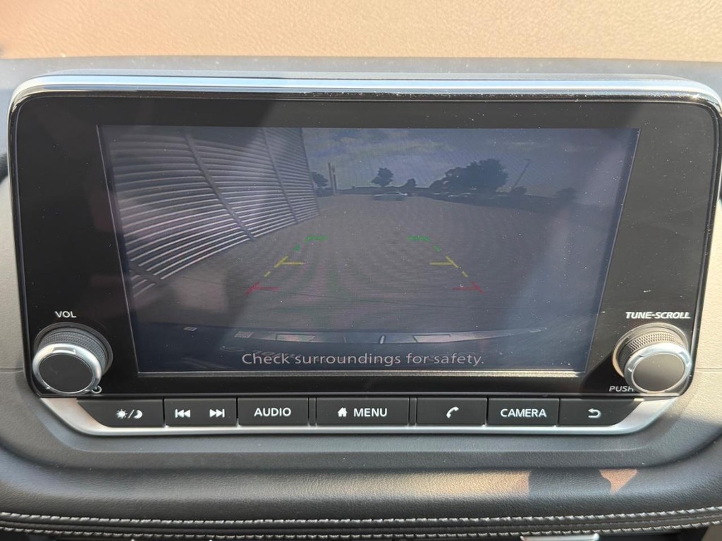 Nissan Rogue Vehicle Full-screen Gallery Image 02