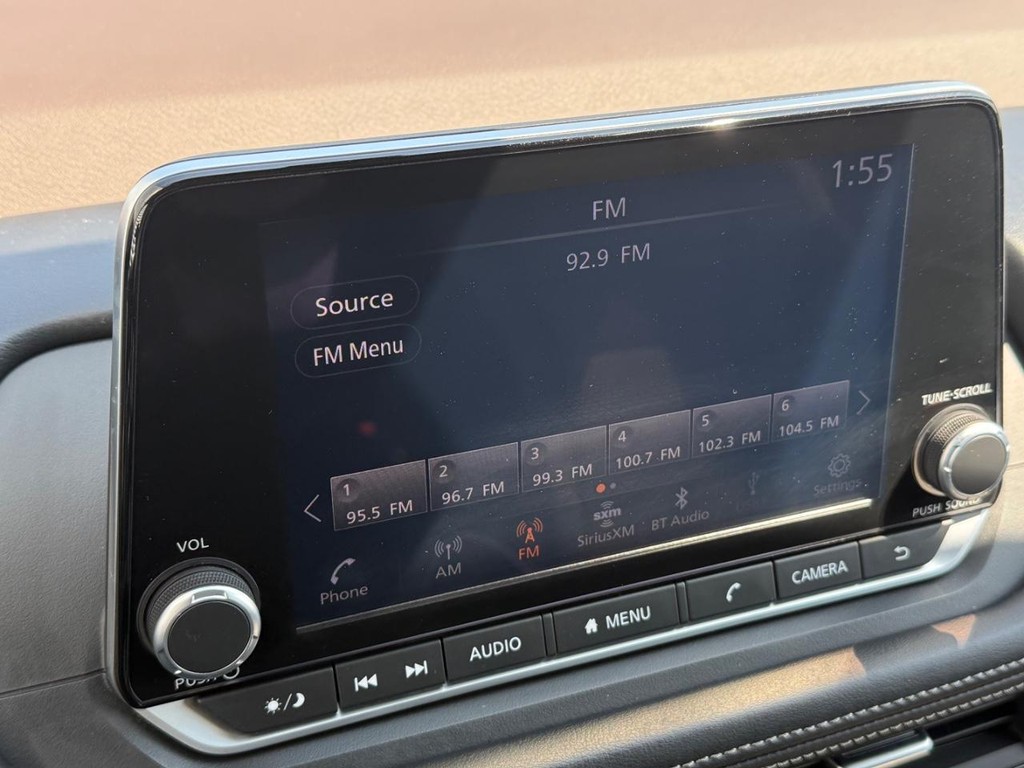 Nissan Rogue Vehicle Full-screen Gallery Image 04