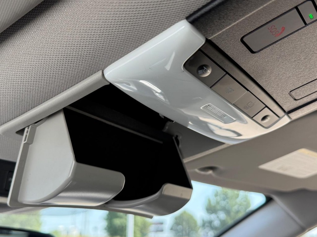 Nissan Rogue Vehicle Full-screen Gallery Image 05