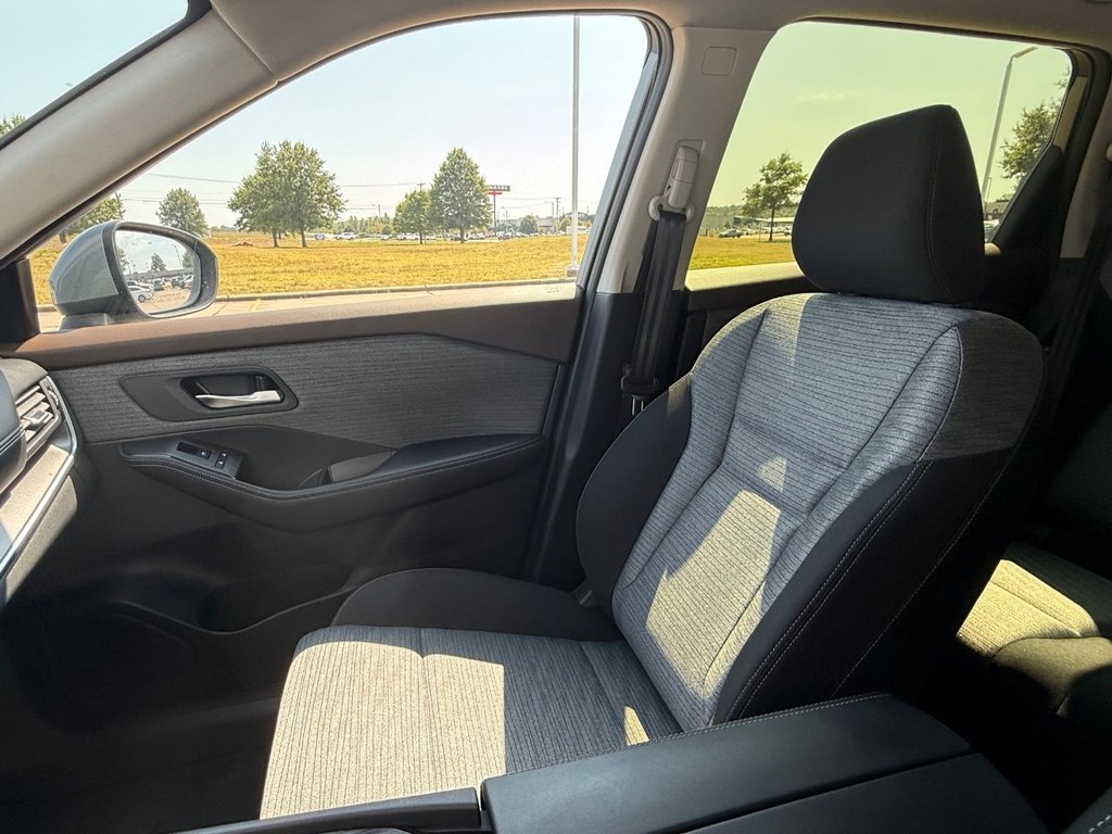 Nissan Rogue Vehicle Full-screen Gallery Image 07