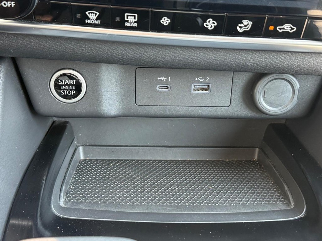 Nissan Rogue Vehicle Full-screen Gallery Image 09