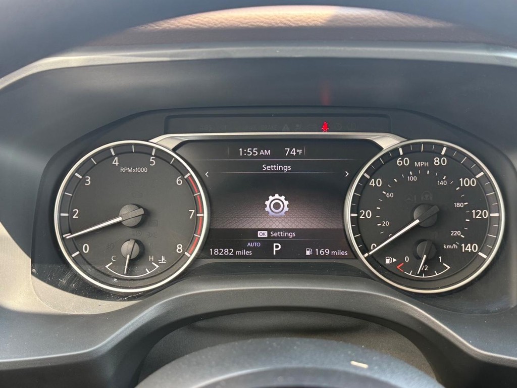 Nissan Rogue Vehicle Full-screen Gallery Image 11