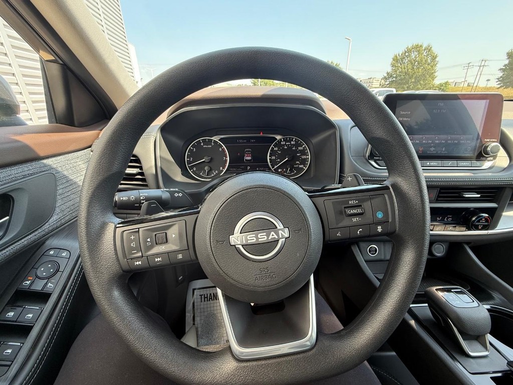 Nissan Rogue Vehicle Full-screen Gallery Image 12