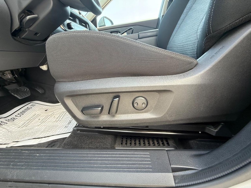 Nissan Rogue Vehicle Full-screen Gallery Image 14