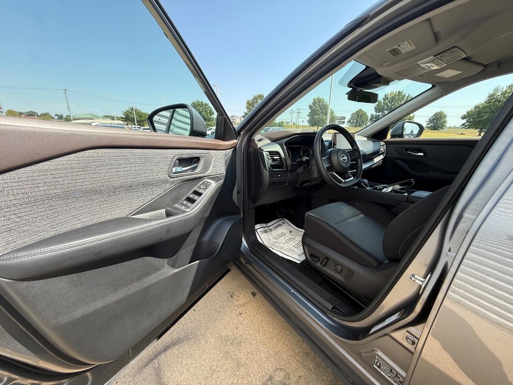 Nissan Rogue Vehicle Full-screen Gallery Image 15