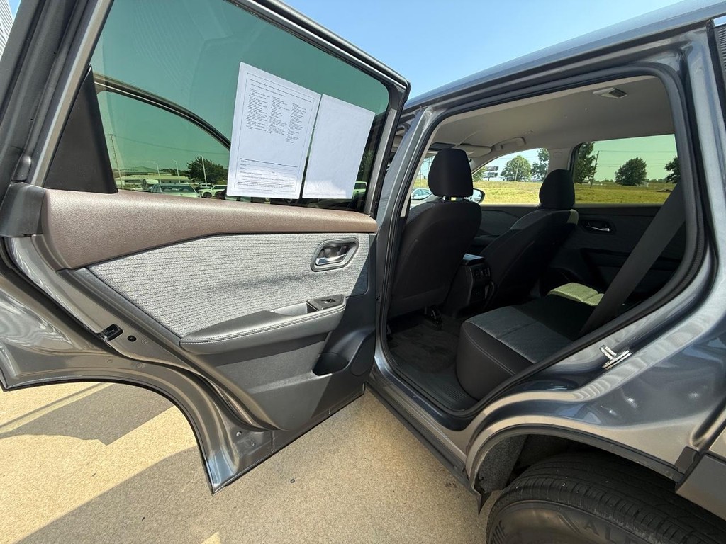 Nissan Rogue Vehicle Full-screen Gallery Image 16