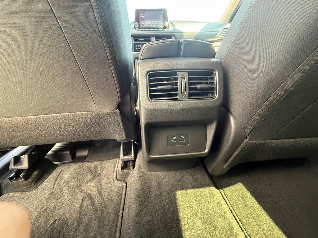 Nissan Rogue Vehicle Full-screen Gallery Image 17