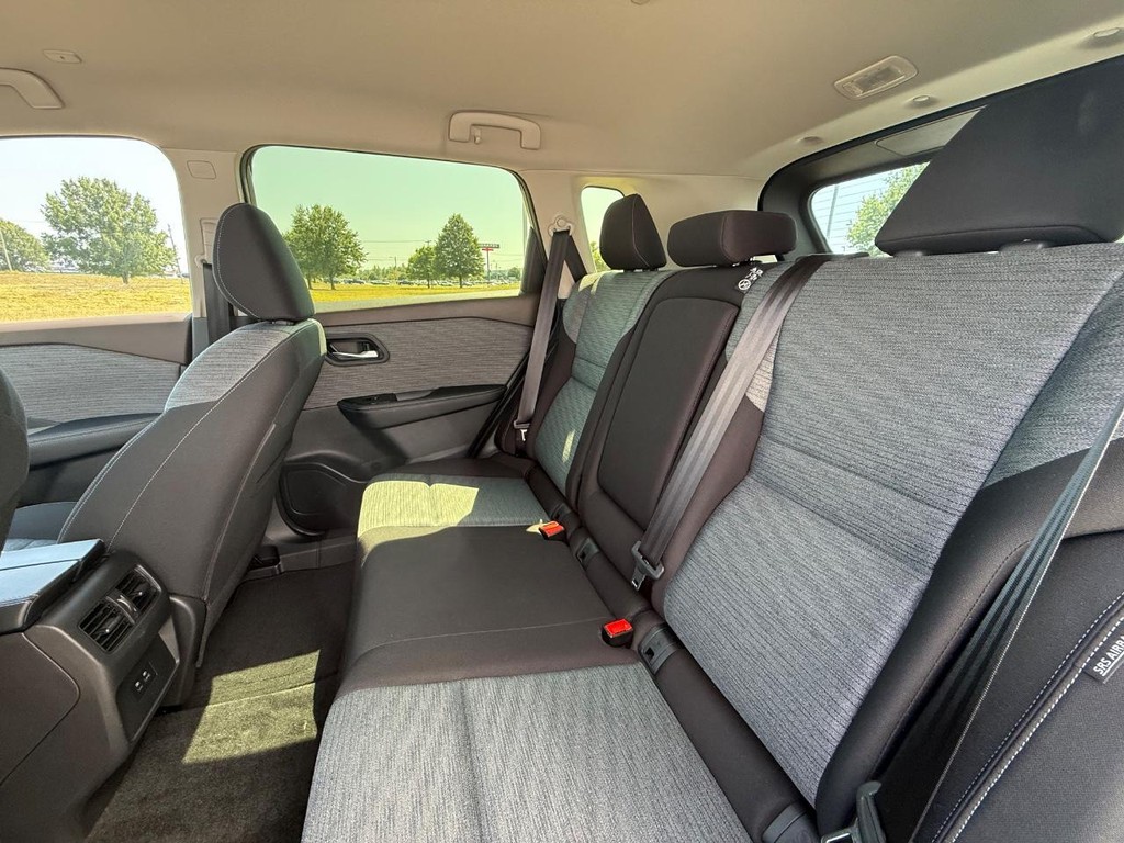 Nissan Rogue Vehicle Full-screen Gallery Image 19