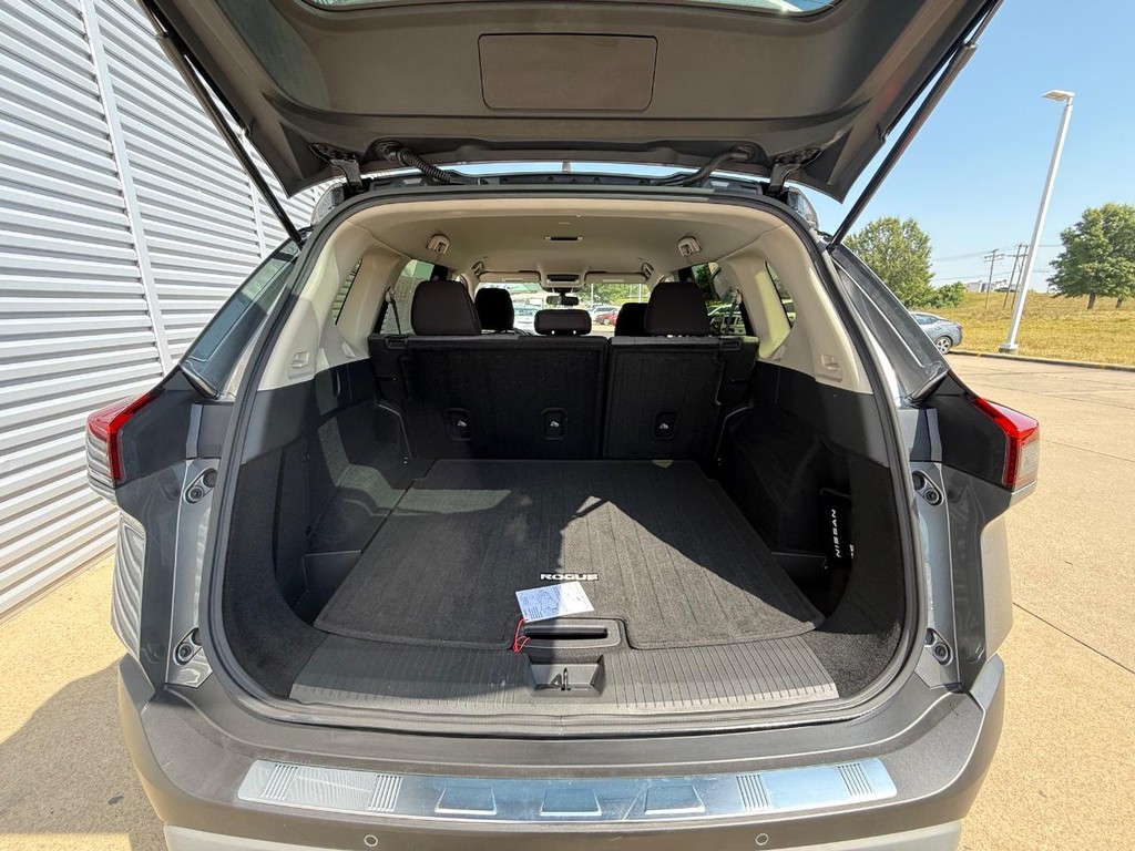 Nissan Rogue Vehicle Full-screen Gallery Image 20