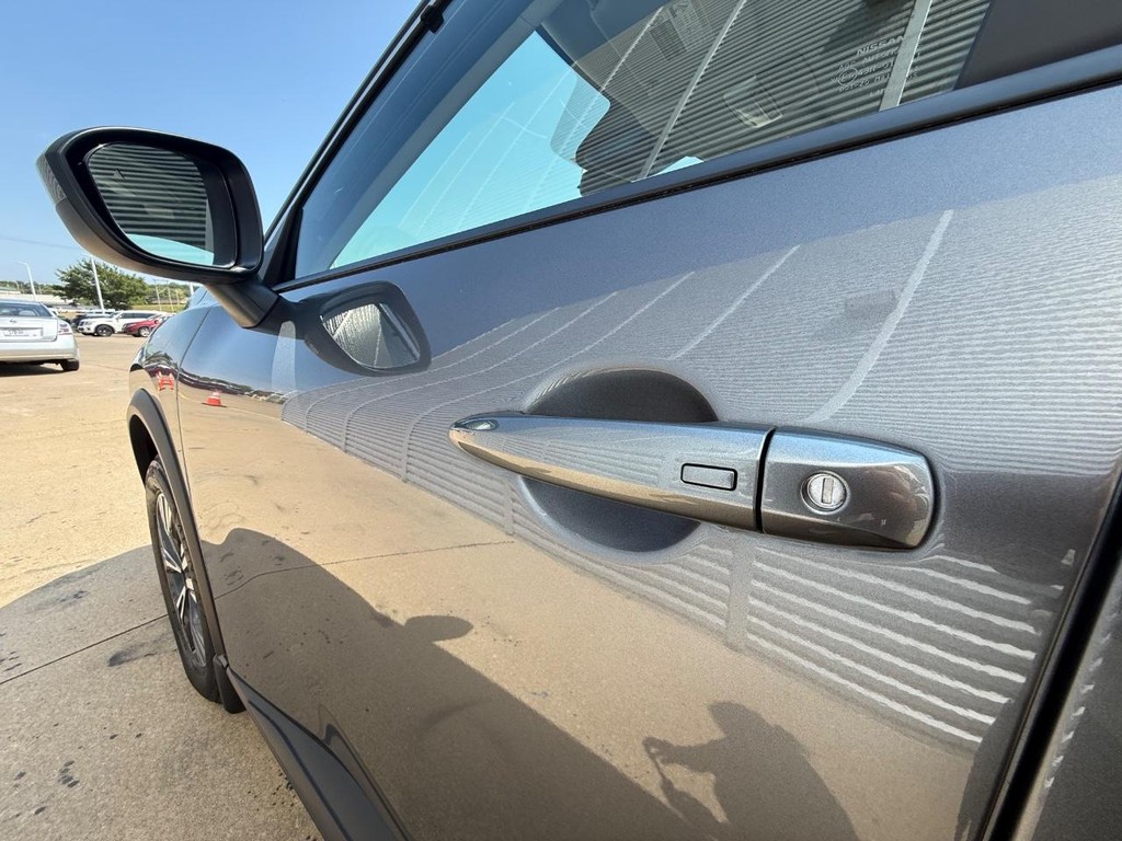 Nissan Rogue Vehicle Full-screen Gallery Image 22