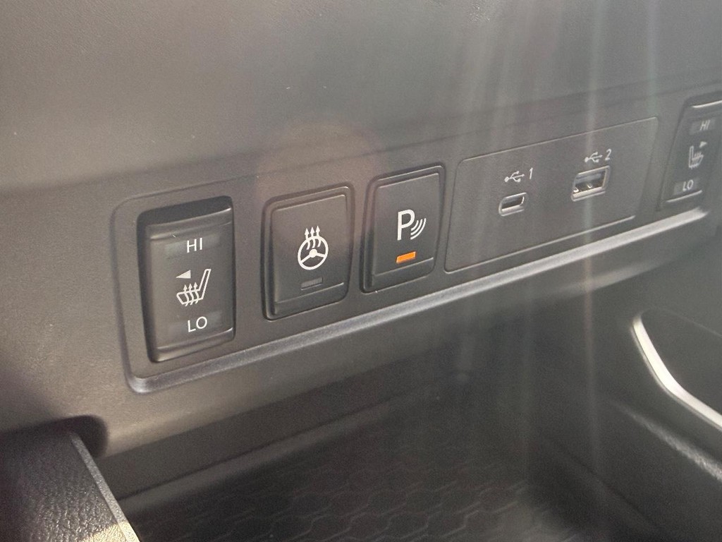 Nissan Frontier Vehicle Full-screen Gallery Image 03