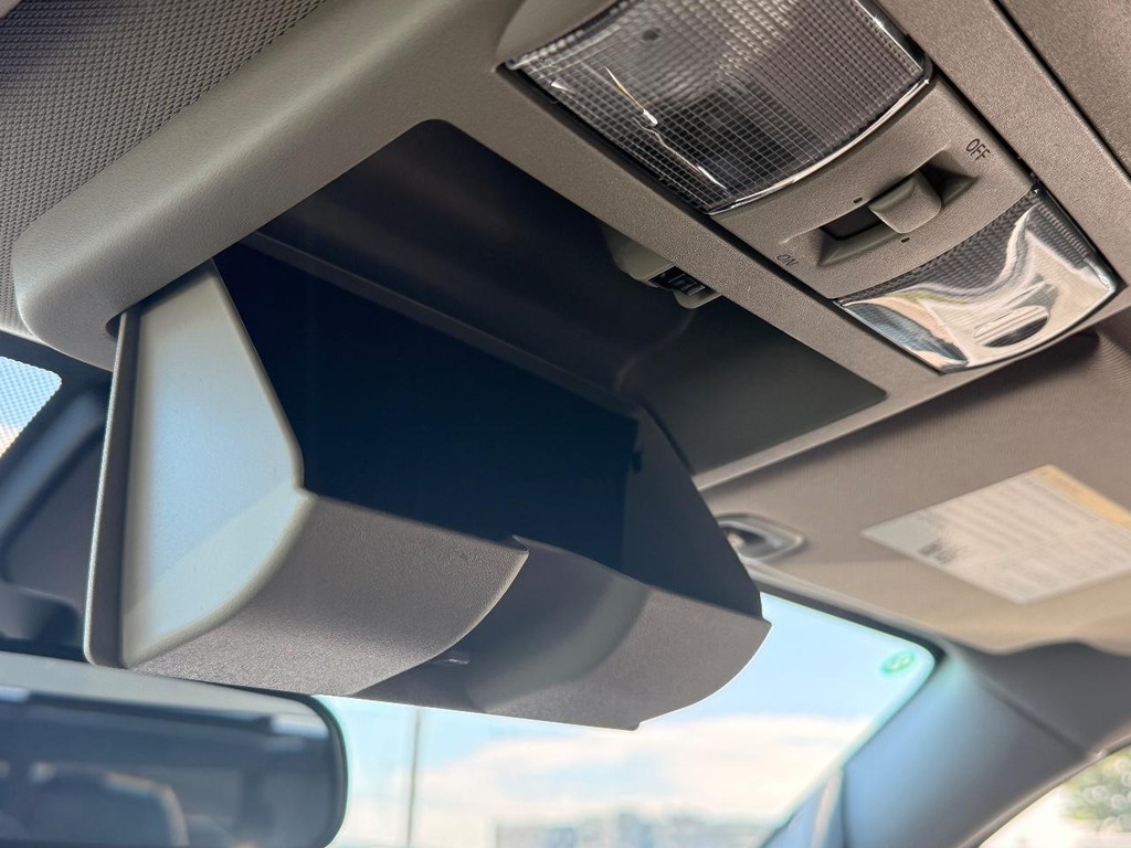 Nissan Frontier Vehicle Full-screen Gallery Image 04