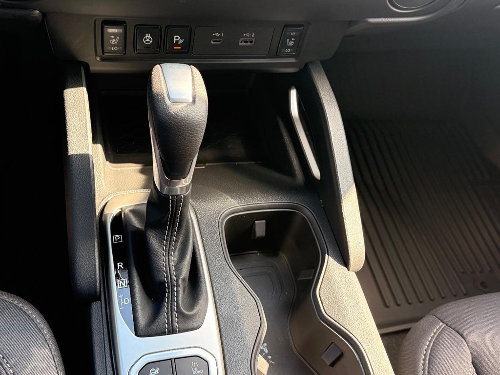 Nissan Frontier Vehicle Full-screen Gallery Image 05