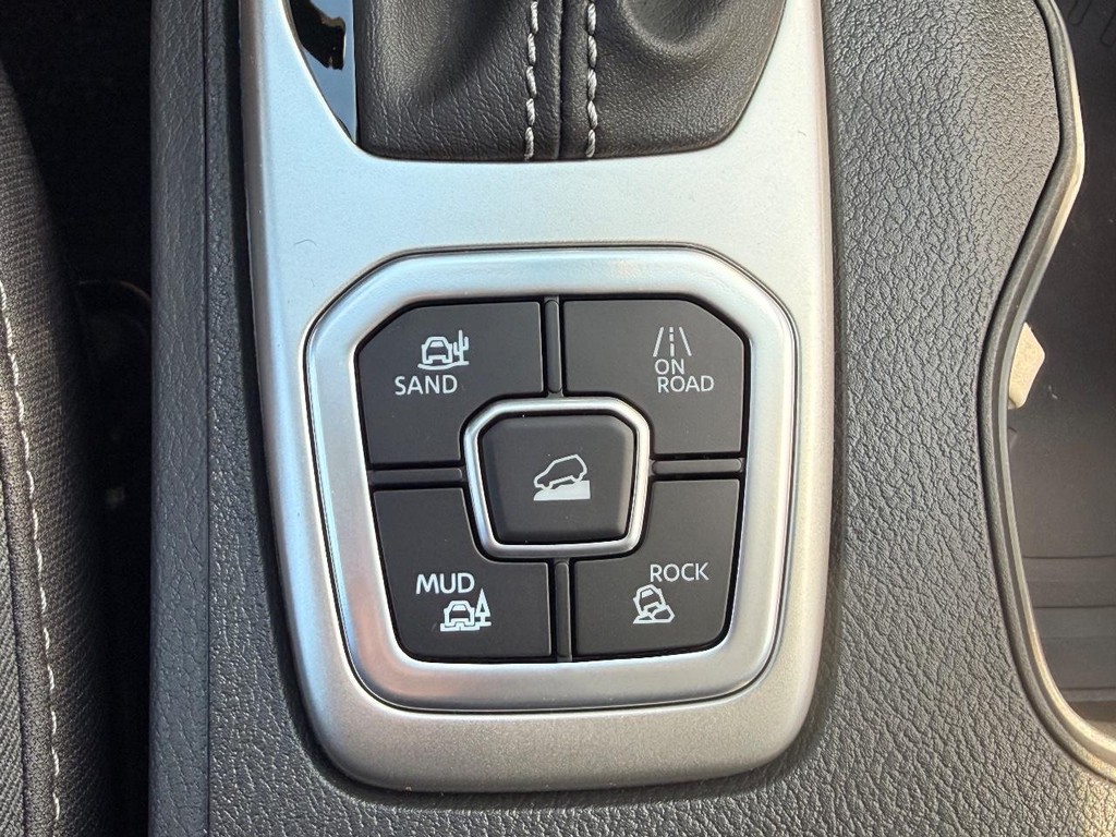 Nissan Frontier Vehicle Full-screen Gallery Image 06