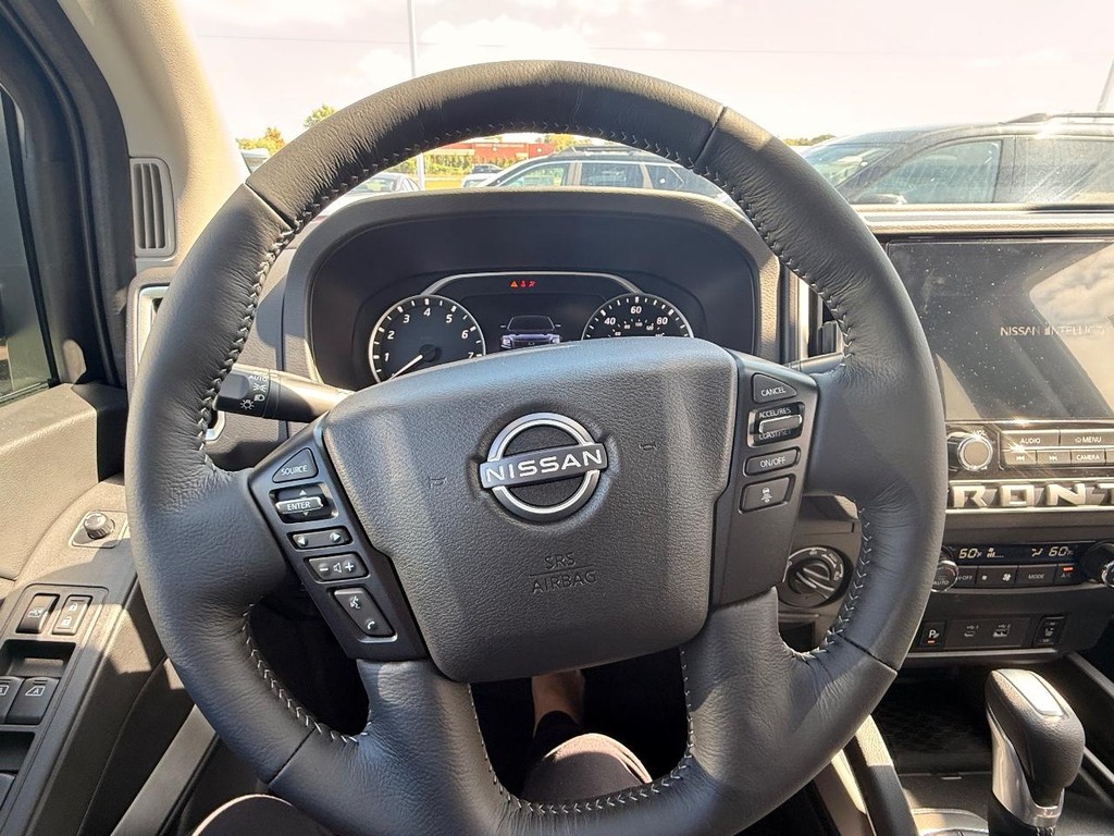 Nissan Frontier Vehicle Full-screen Gallery Image 11