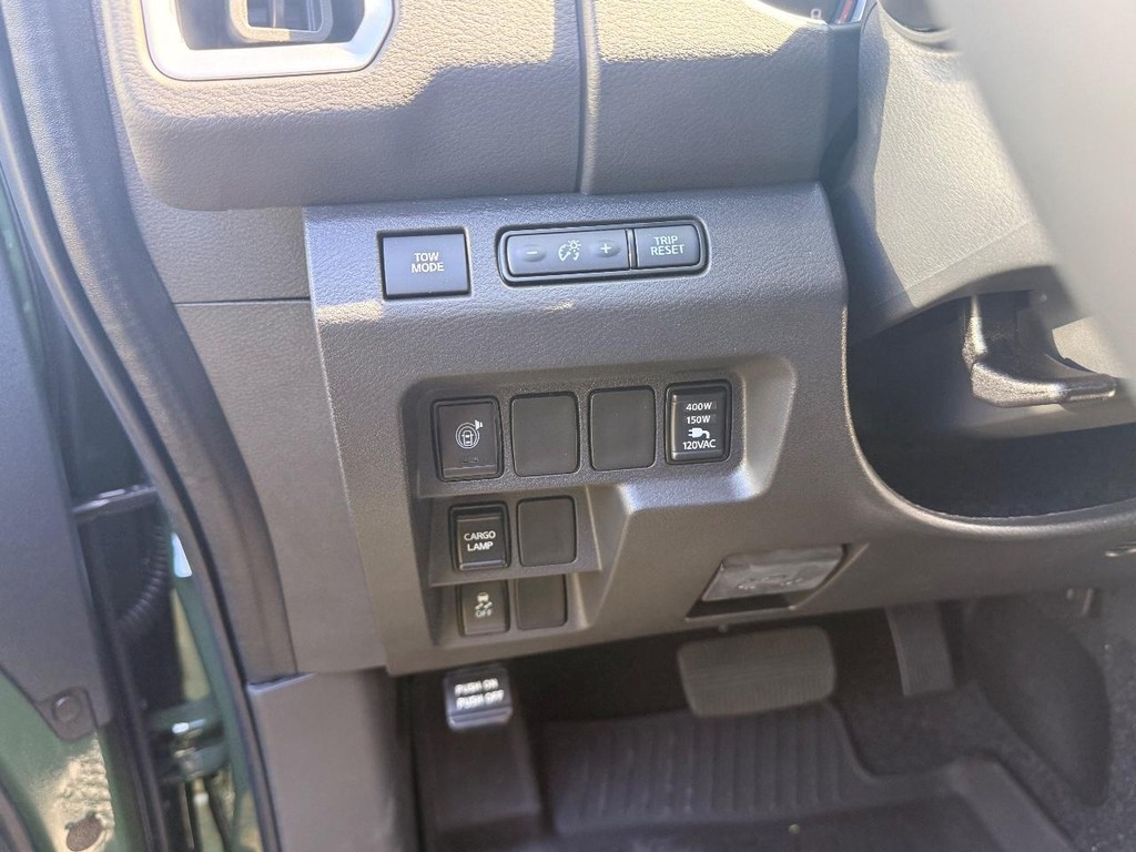 Nissan Frontier Vehicle Full-screen Gallery Image 12