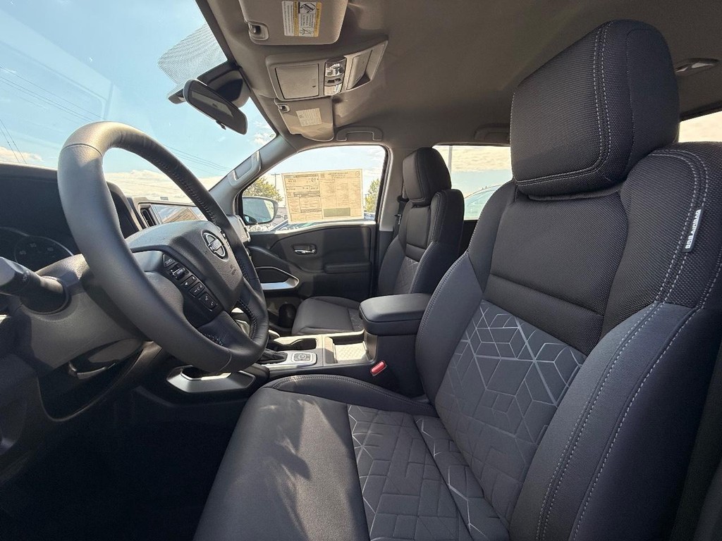 Nissan Frontier Vehicle Full-screen Gallery Image 13