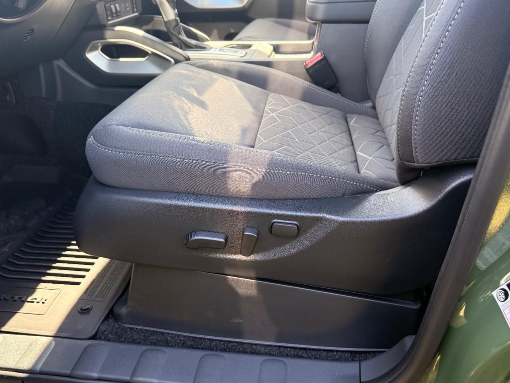 Nissan Frontier Vehicle Full-screen Gallery Image 14