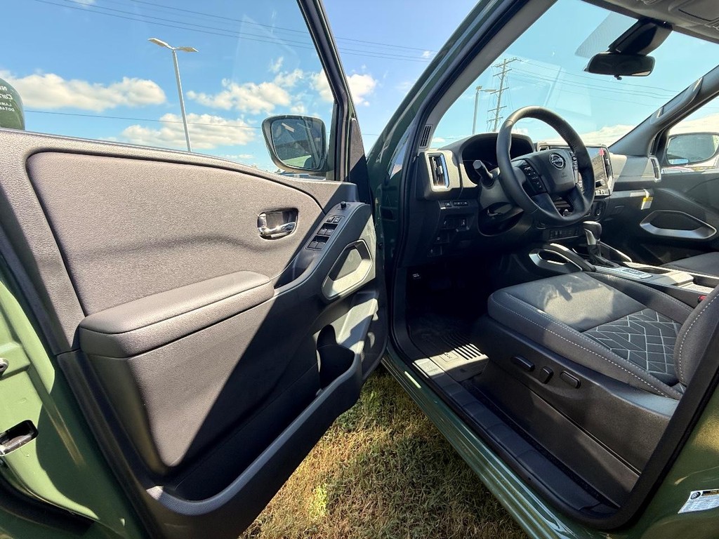 Nissan Frontier Vehicle Full-screen Gallery Image 15