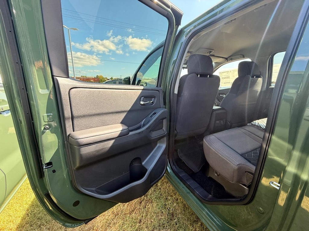 Nissan Frontier Vehicle Full-screen Gallery Image 16