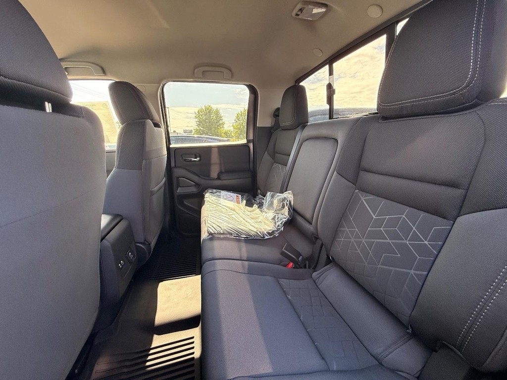 Nissan Frontier Vehicle Full-screen Gallery Image 17