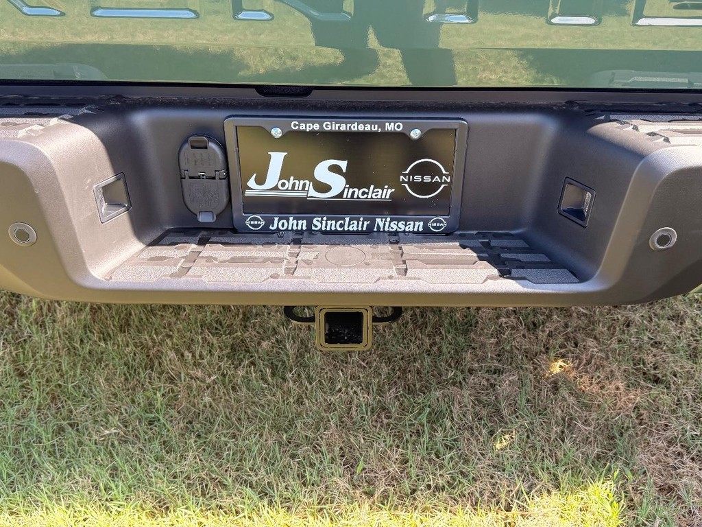 Nissan Frontier Vehicle Full-screen Gallery Image 18