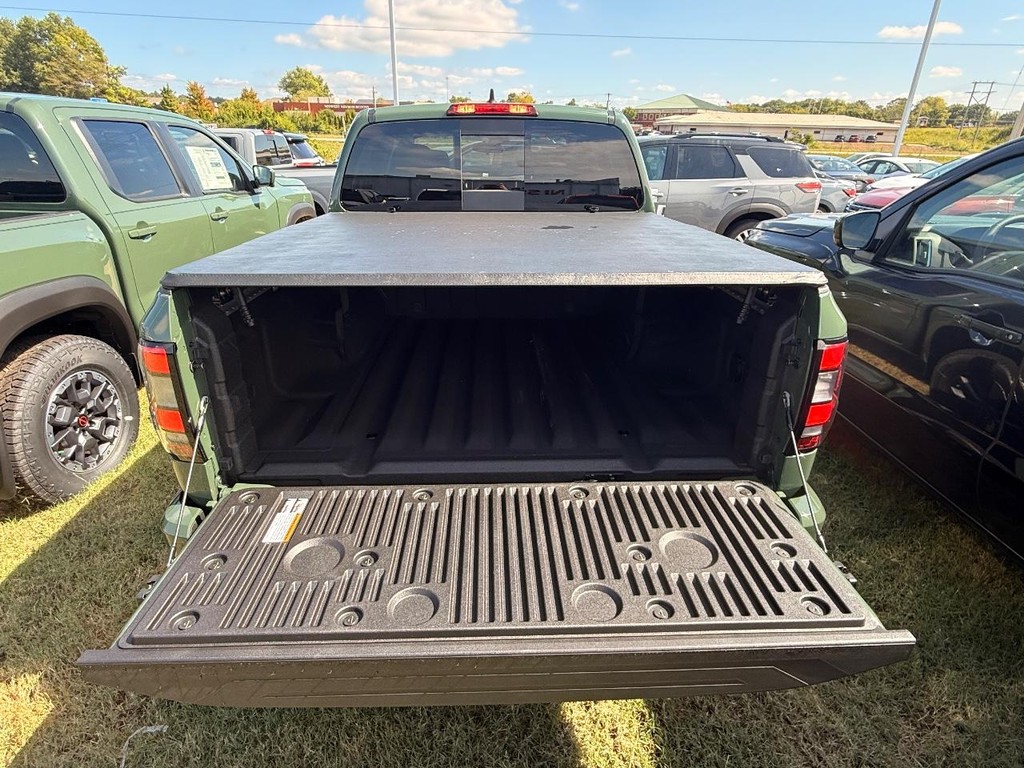 Nissan Frontier Vehicle Full-screen Gallery Image 19