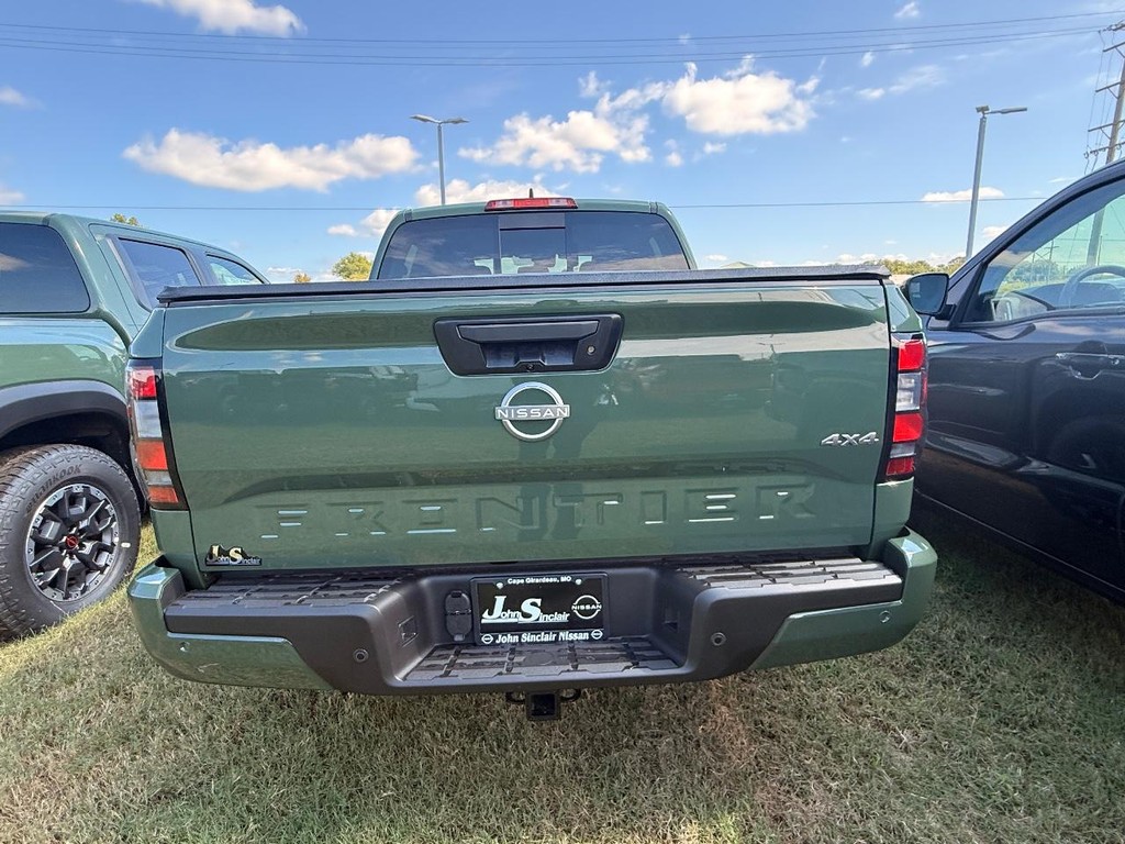 Nissan Frontier Vehicle Full-screen Gallery Image 20