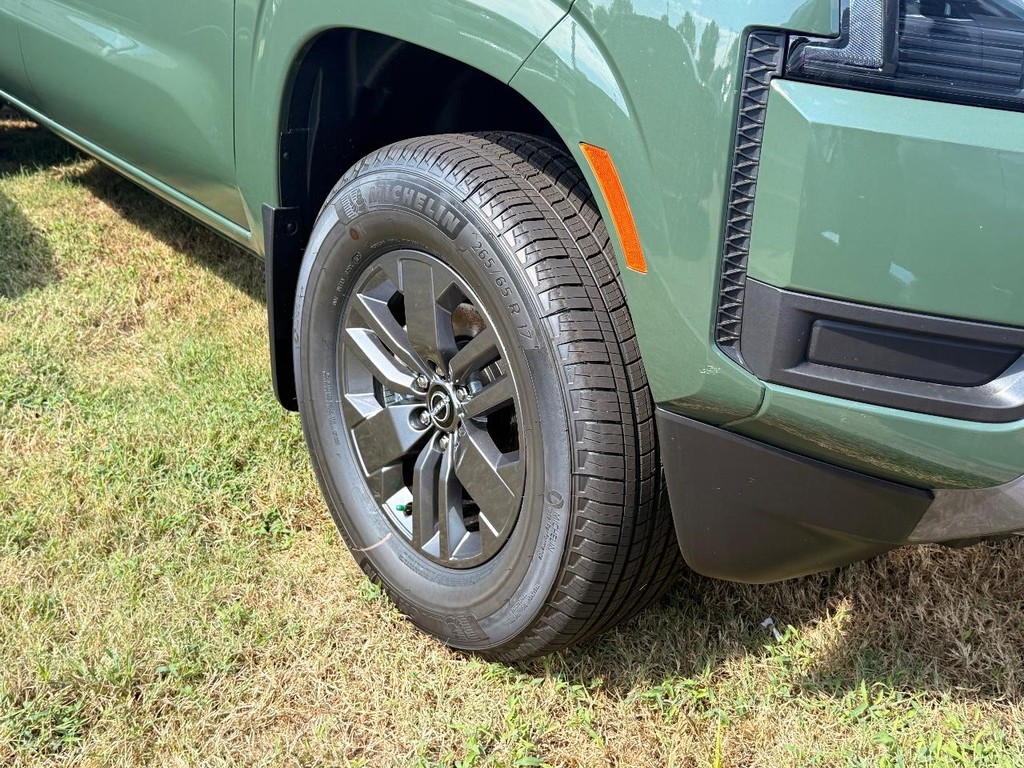 Nissan Frontier Vehicle Full-screen Gallery Image 21