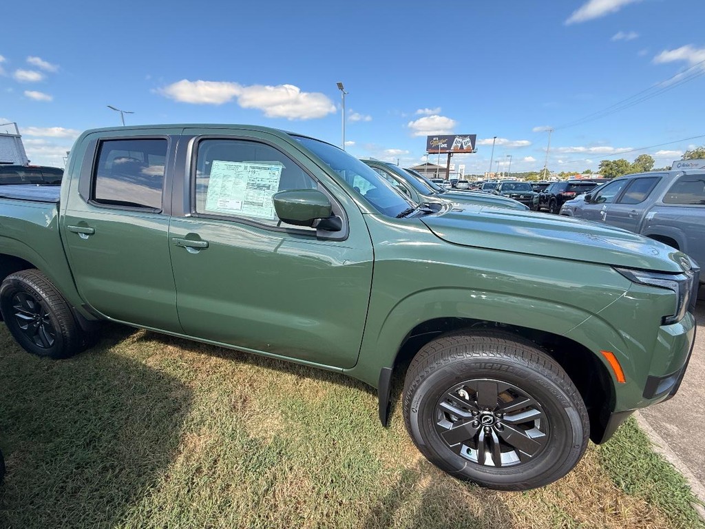 Nissan Frontier Vehicle Full-screen Gallery Image 24