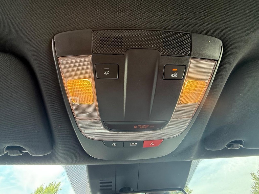 Kia K5 Vehicle Full-screen Gallery Image 04