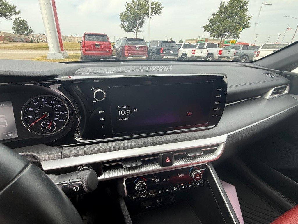 Kia K5 Vehicle Full-screen Gallery Image 06