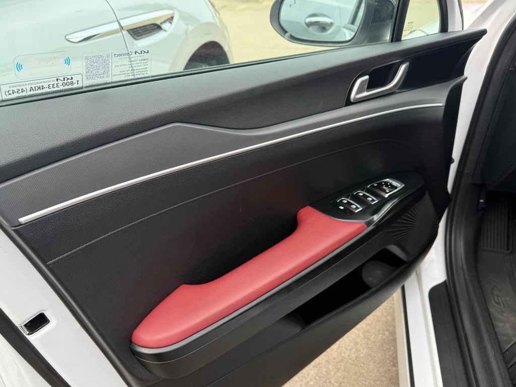 Kia K5 Vehicle Full-screen Gallery Image 13