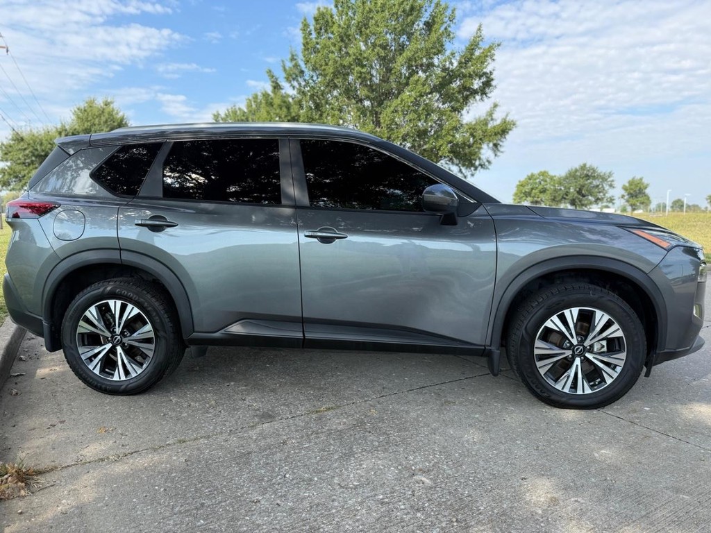 Nissan Rogue Vehicle Full-screen Gallery Image 03