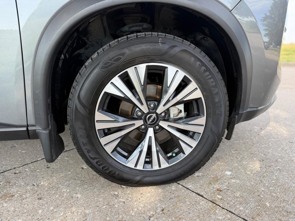 Nissan Rogue Vehicle Full-screen Gallery Image 04