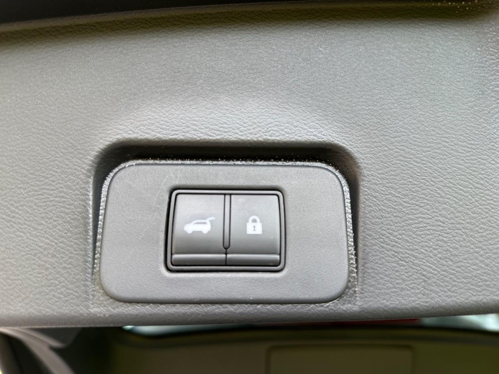 Nissan Rogue Vehicle Full-screen Gallery Image 08