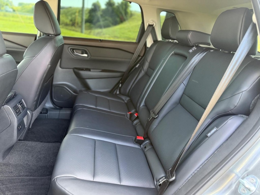 Nissan Rogue Vehicle Full-screen Gallery Image 09