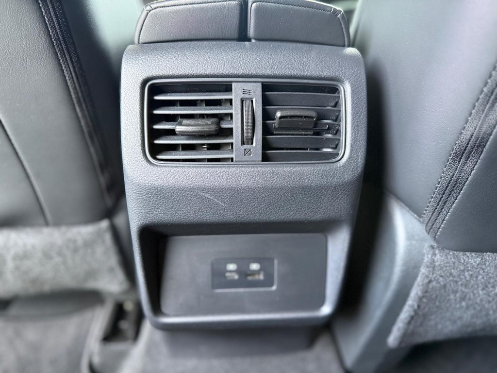 Nissan Rogue Vehicle Full-screen Gallery Image 10