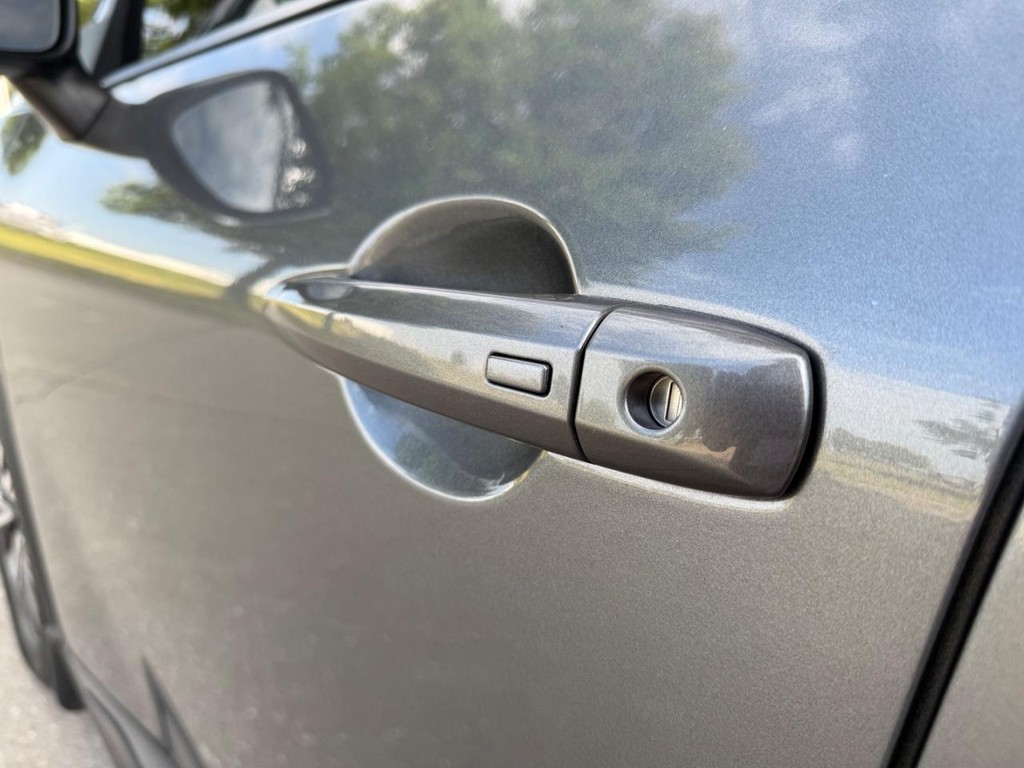 Nissan Rogue Vehicle Full-screen Gallery Image 12