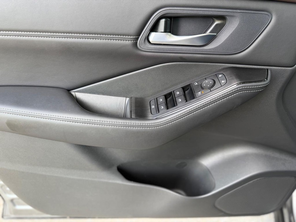 Nissan Rogue Vehicle Full-screen Gallery Image 13