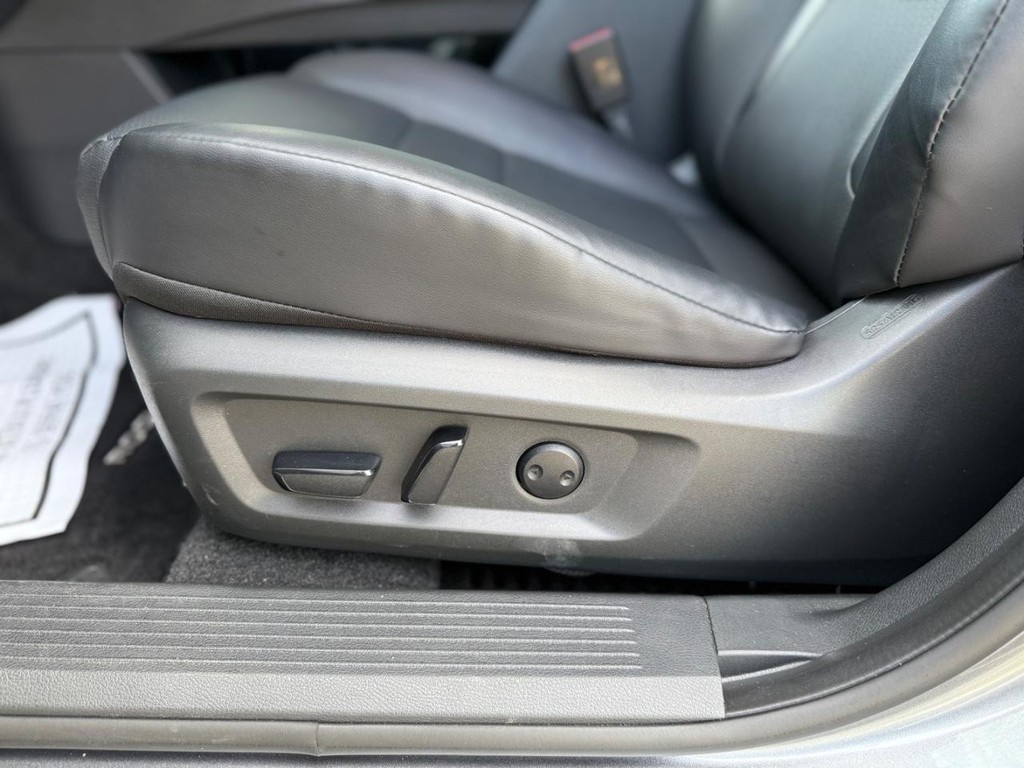 Nissan Rogue Vehicle Full-screen Gallery Image 14